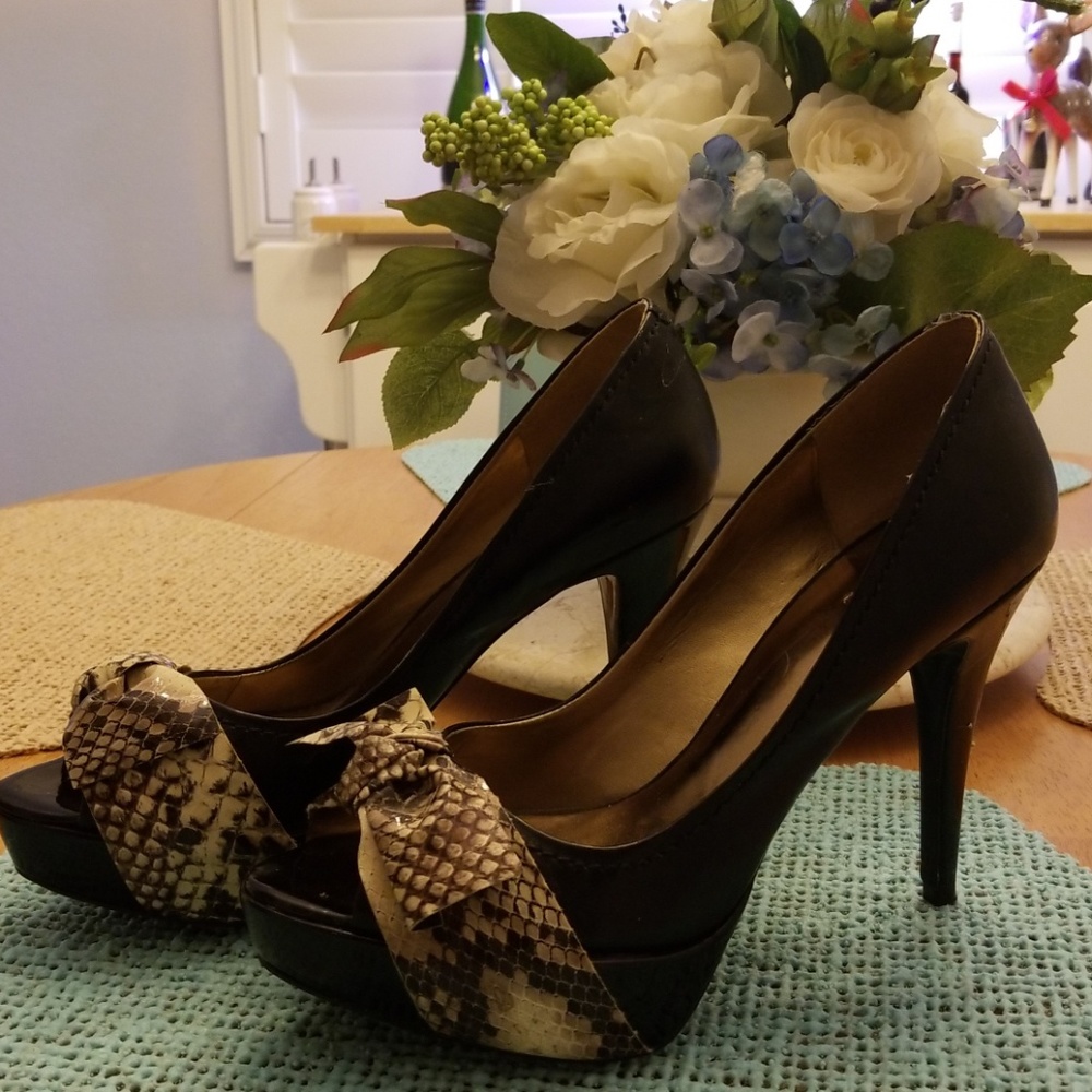 GUESS PUMPS